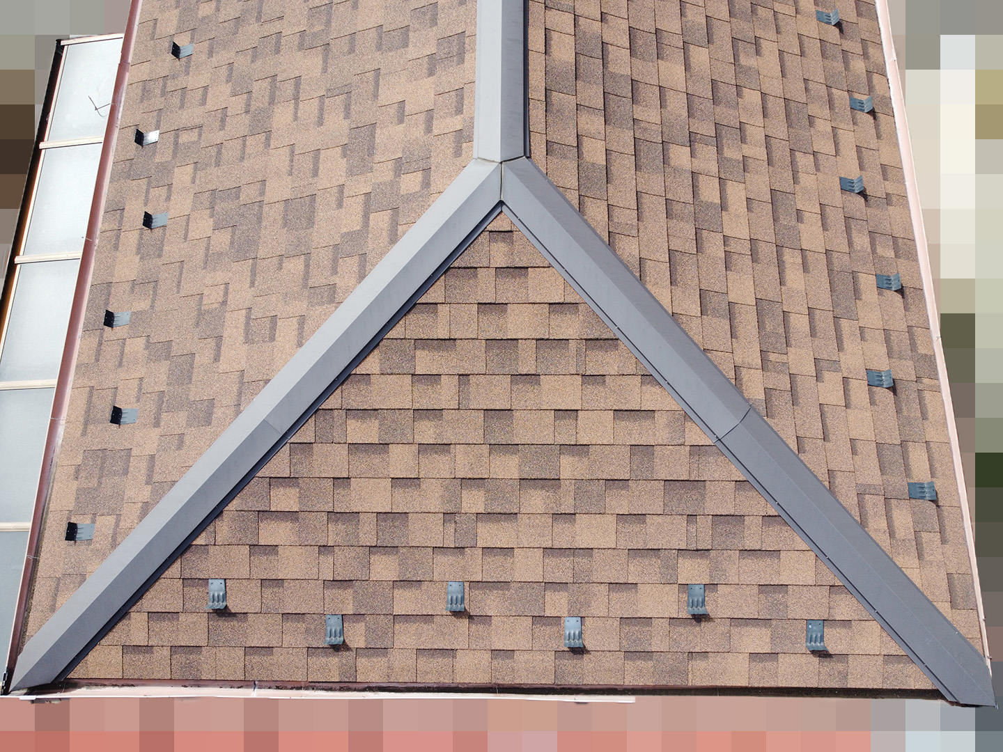 【東京都目黒区】２階の窓枠からの雨漏りで、屋根点検の事例 (散水調査なし)　ドローン東面