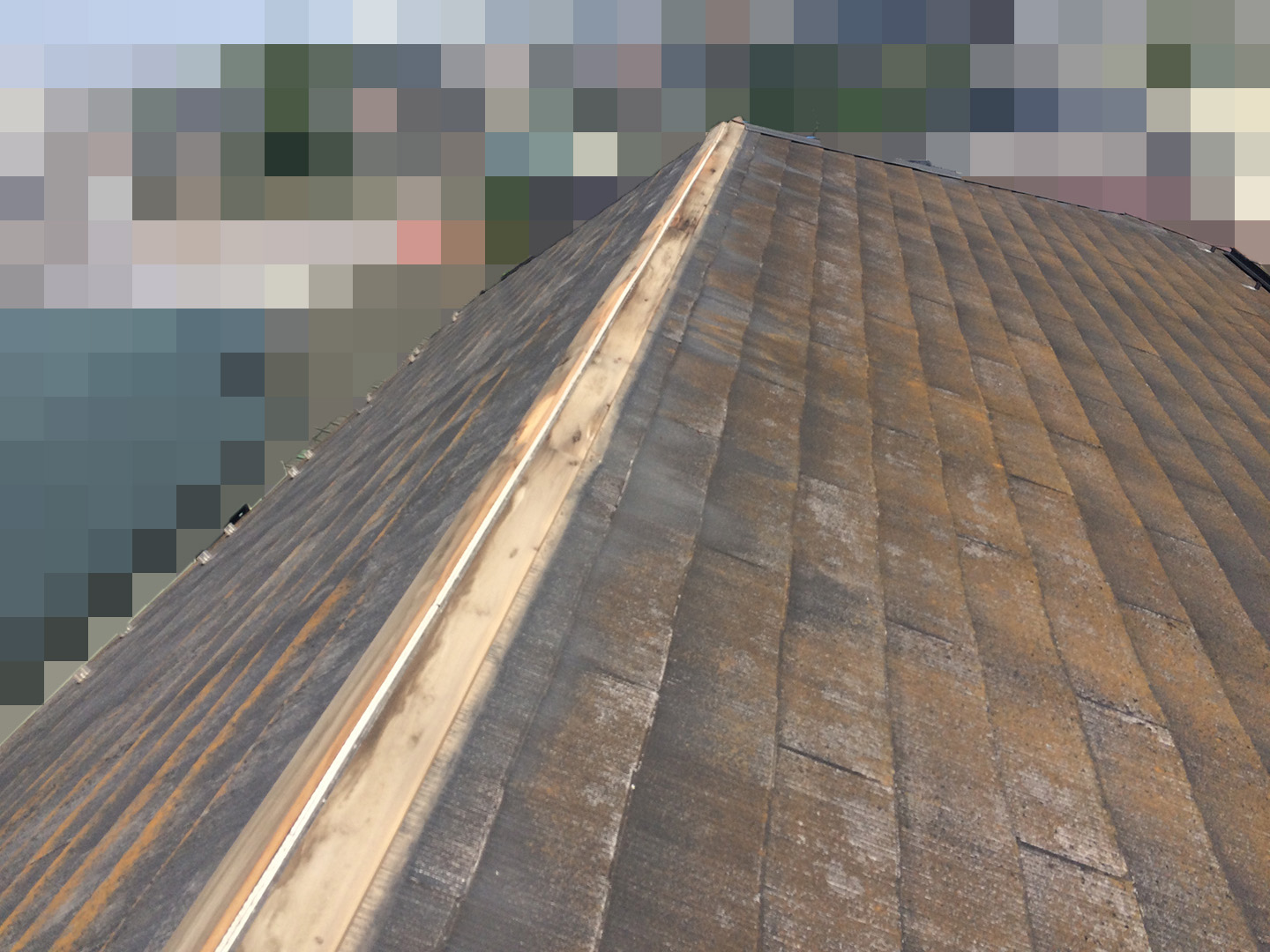 【千葉県松戸市】スレート屋根、棟板金の交換、ベランダの防水工事の事例　棟板金の撤去後