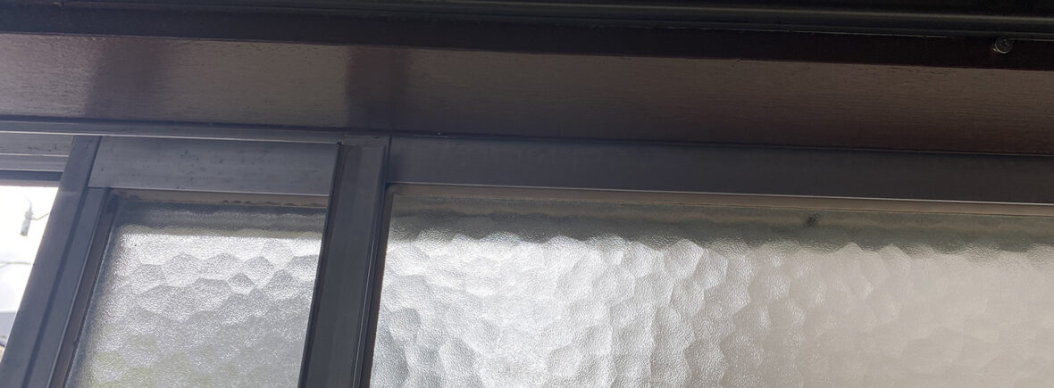 【東京都目黒区】２階の窓枠からの雨漏りで、屋根点検の事例 (散水調査なし)　室内雨漏り箇所の確認
