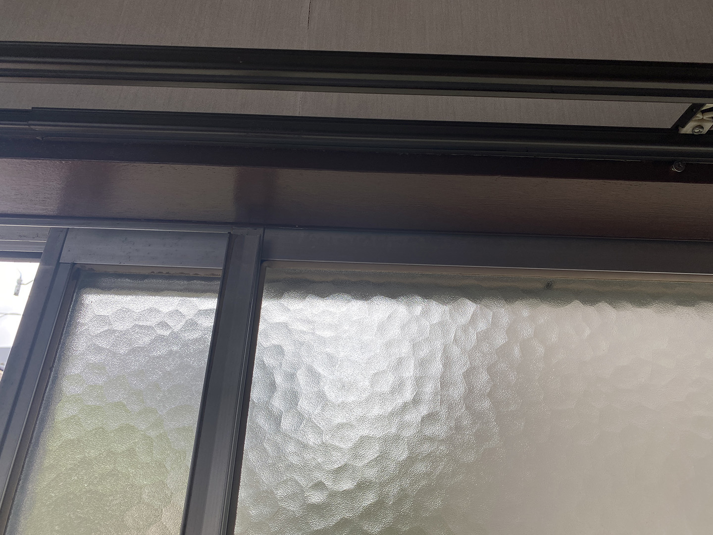 【東京都目黒区】２階の窓枠からの雨漏りで、屋根点検の事例 (散水調査なし)　室内雨漏り箇所の確認