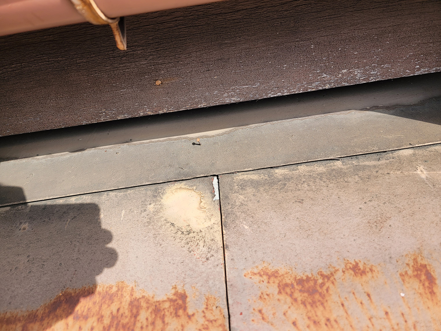 【東京都目黒区】２階の窓枠からの雨漏りで、屋根点検の事例 (散水調査なし)　板金庇屋根　雨漏り