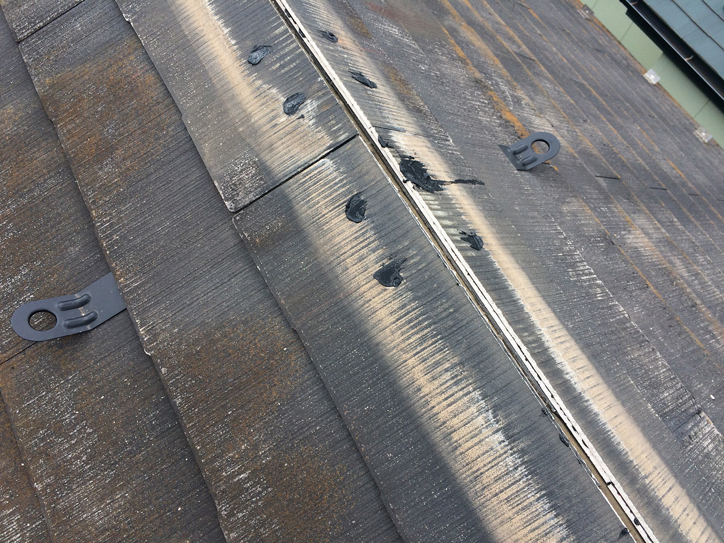 【千葉県松戸市】スレート屋根、棟板金の交換、ベランダの防水工事の事例　棟の下地木材　撤去後の釘穴補修