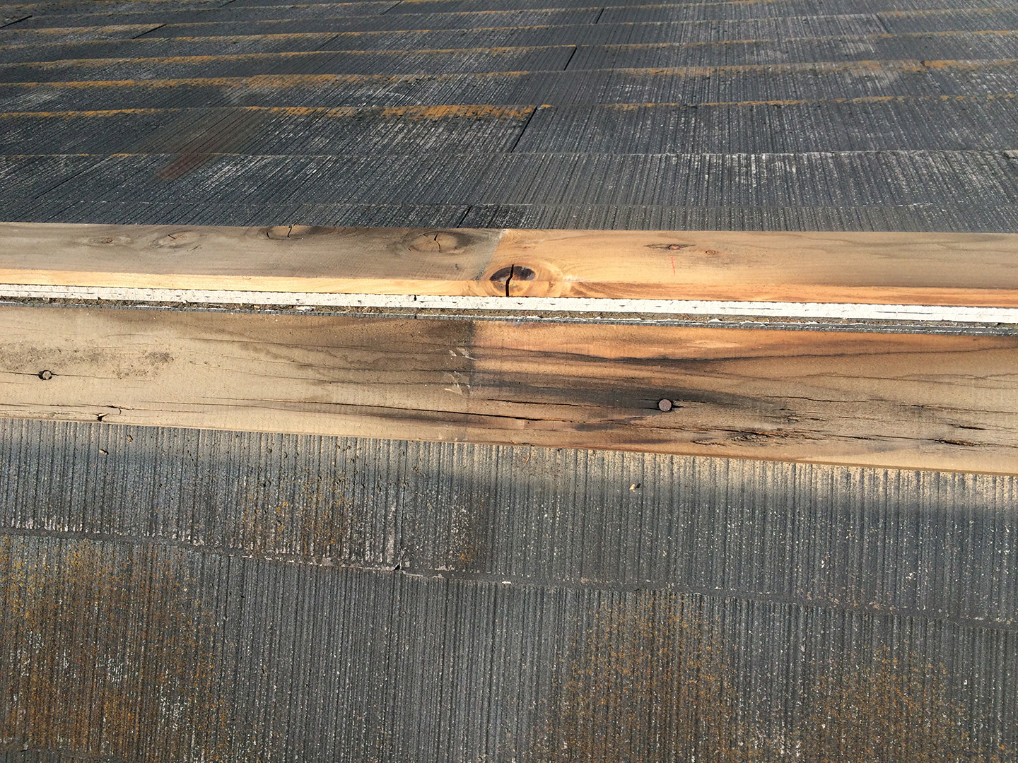【千葉県松戸市】スレート屋根、棟板金の交換、ベランダの防水工事の事例　棟の下地木材　劣化状況