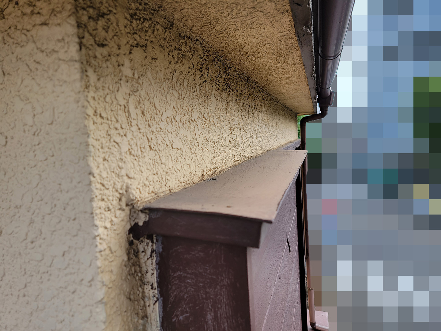【東京都目黒区】２階の窓枠からの雨漏りで、屋根点検の事例 (散水調査なし)　外壁側の窓枠の上部