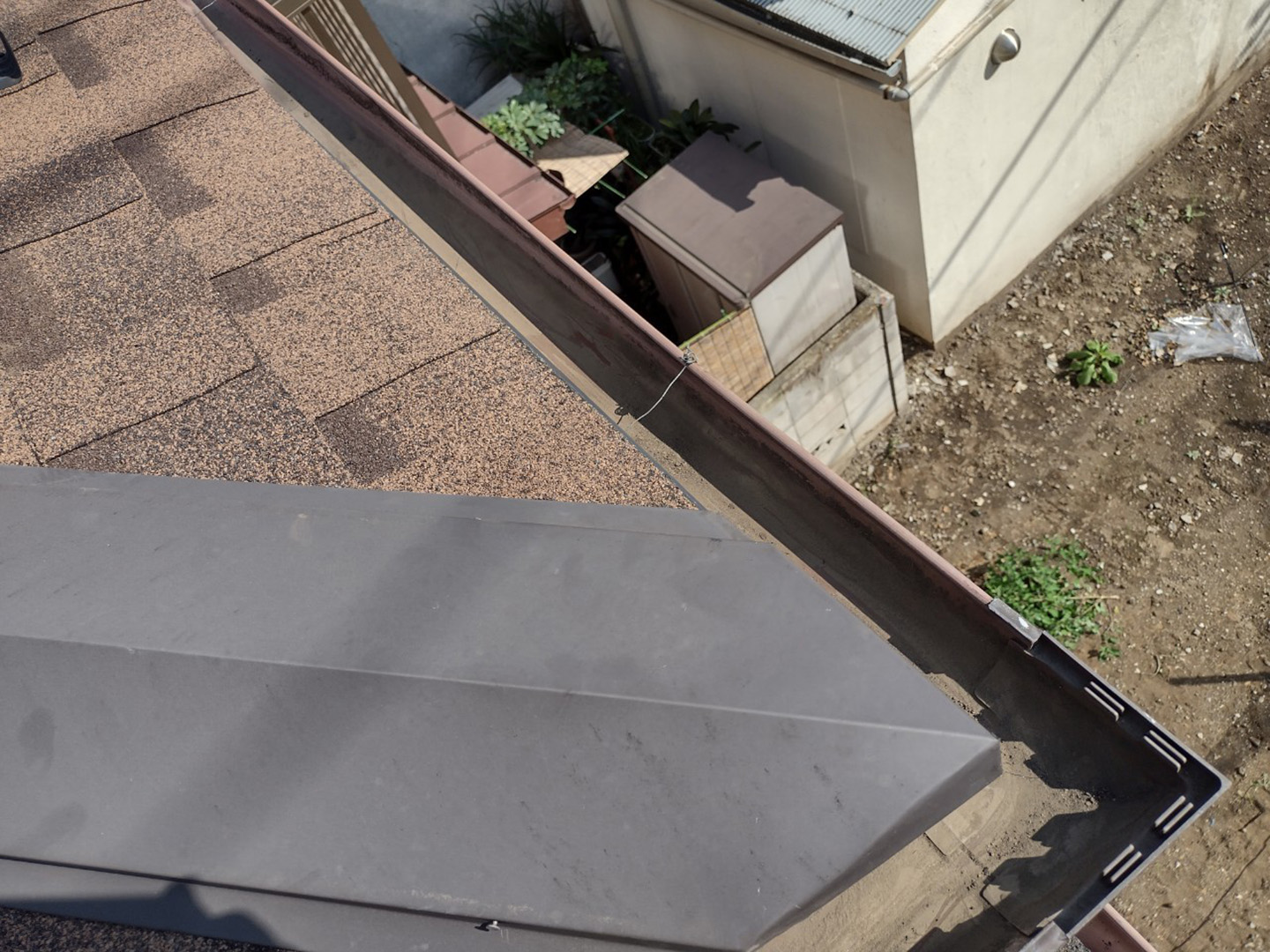 【東京都目黒区】板金庇屋根の雨漏り、部分修理工事の事例　雨どい掃除