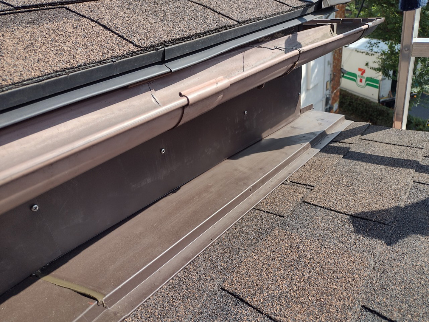 【東京都目黒区】板金庇屋根の雨漏り、部分修理工事の事例　壁まわり板金施工