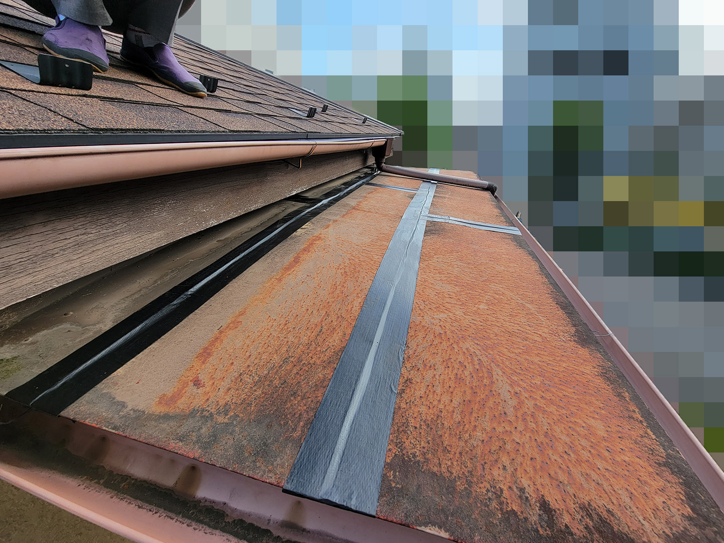 【東京都目黒区】板金庇屋根の雨漏り、部分修理工事の事例　前回の応急処置の状態