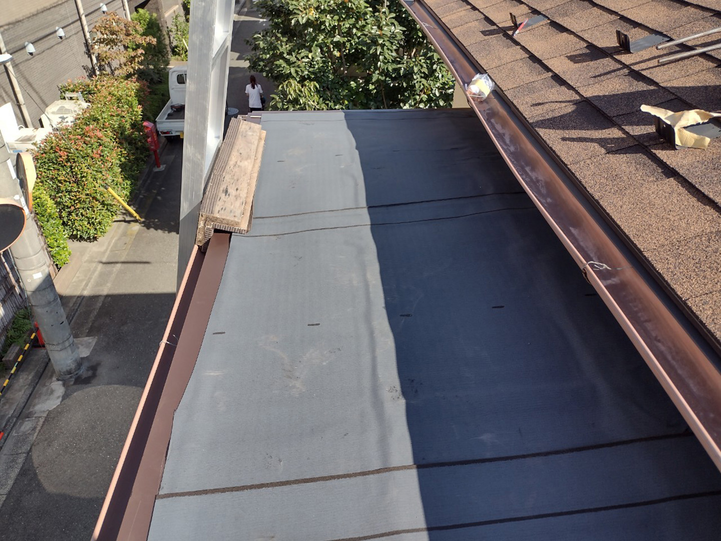 【東京都目黒区】板金庇屋根の雨漏り、部分修理工事の事例　防水シート施工