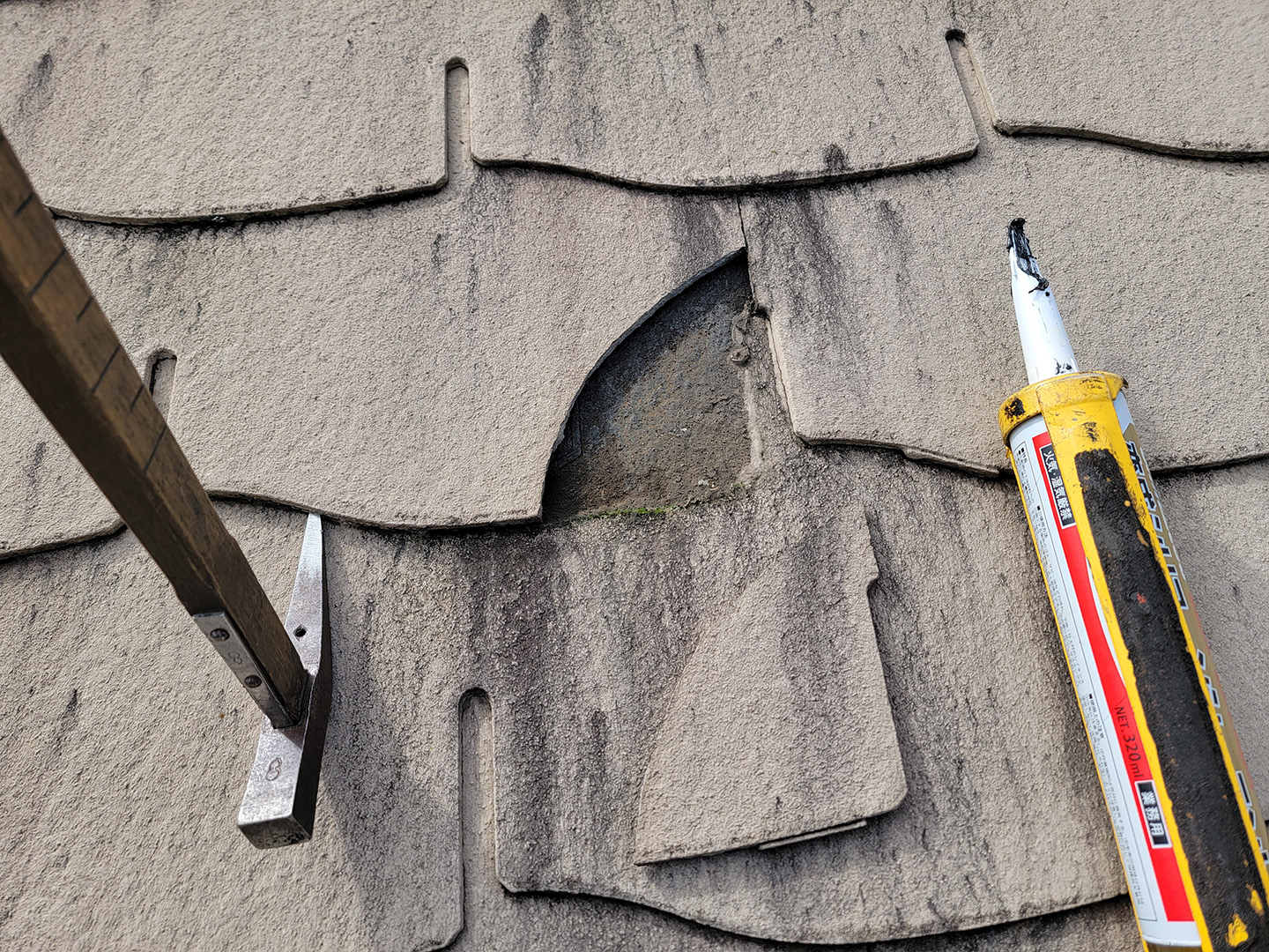 【横浜市鶴見区】築１６年、アスベスト未使用のスレート屋根の、災害予防パック基本プランの事例　割れ接着補修