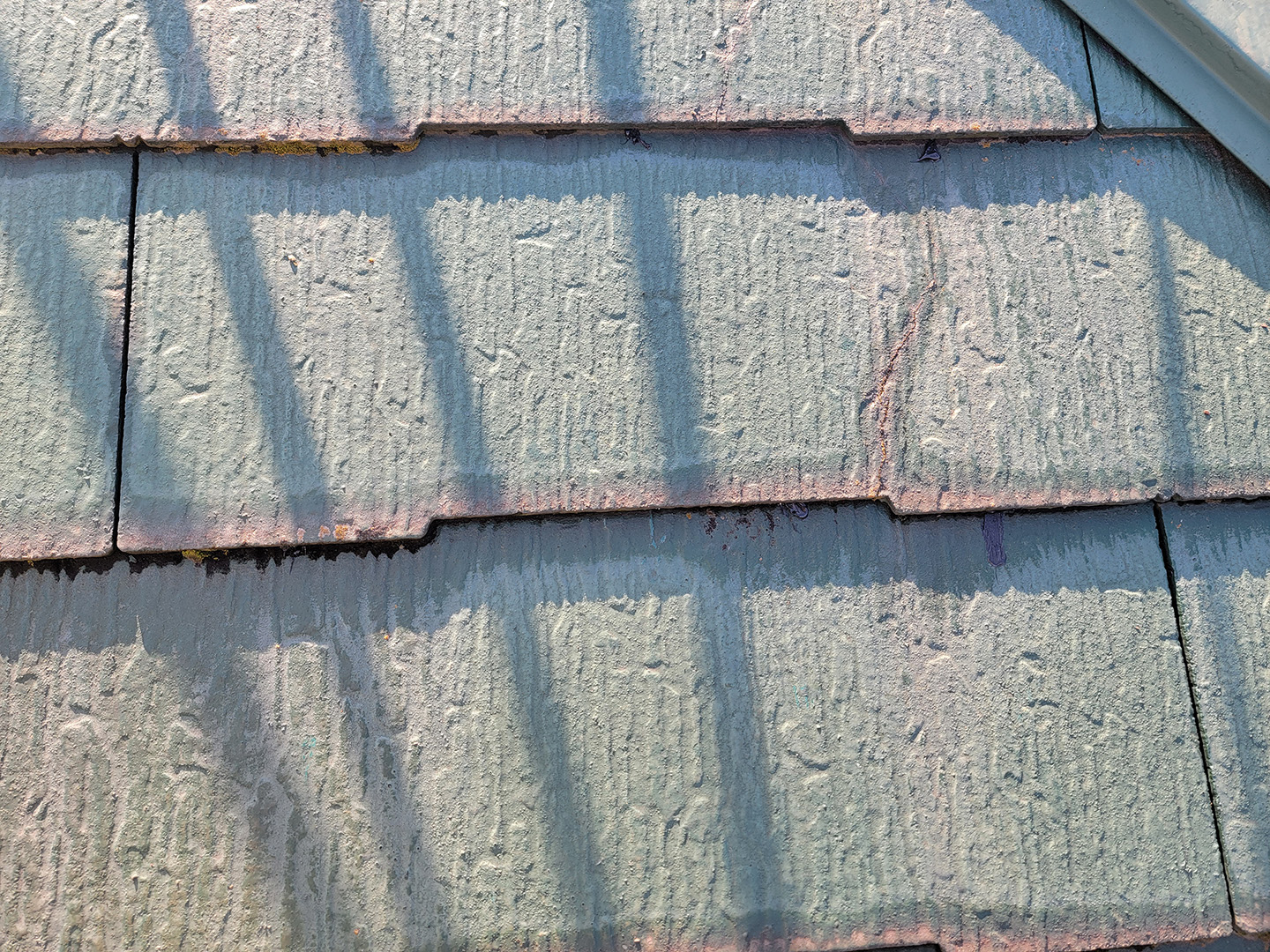 【千葉県市川市】築１５年、アスベスト未使用のスレート屋根の、災害予防パック基本プランの事例　ひび接着補修
