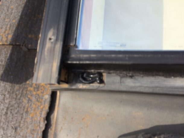 天窓のガラスパッキン劣化による雨漏りの修理工事の事例