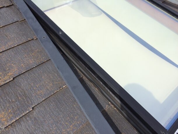 天窓のガラスパッキン劣化による雨漏りの修理工事の事例