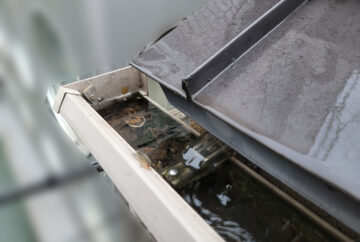 【東京都品川区】雨どいの詰まりによる水漏れ。雨どい掃除の事例