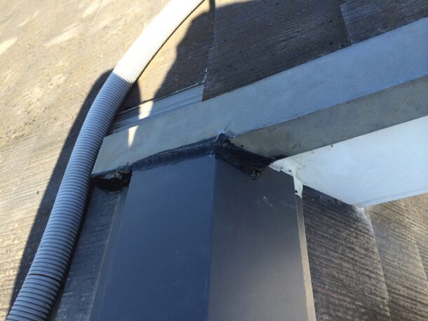 アスベスト使用のスレート屋根の雨漏り修理、棟交換工事