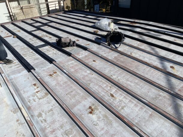【品川区荏原】金属屋根材、心木なし瓦棒葺き屋根の雨漏り、部分修理工事