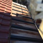 【品川区北品川】瓦屋根と瓦棒葺き( 金属屋根 ) の取り合い部の雨漏り、部分修理工事の事例