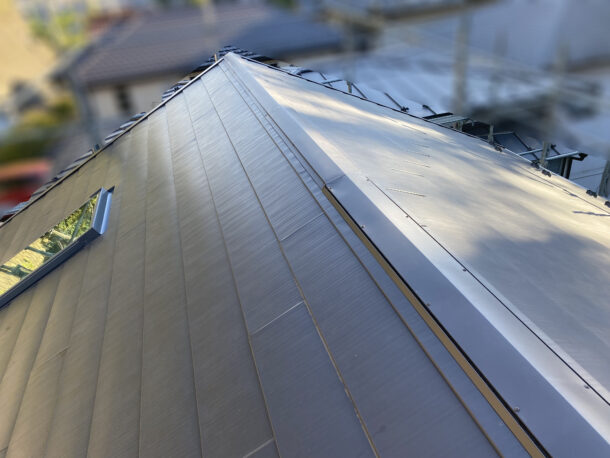 屋根のカバー工法後に雨漏りする天窓を、ベルックスの天窓に交換した工事