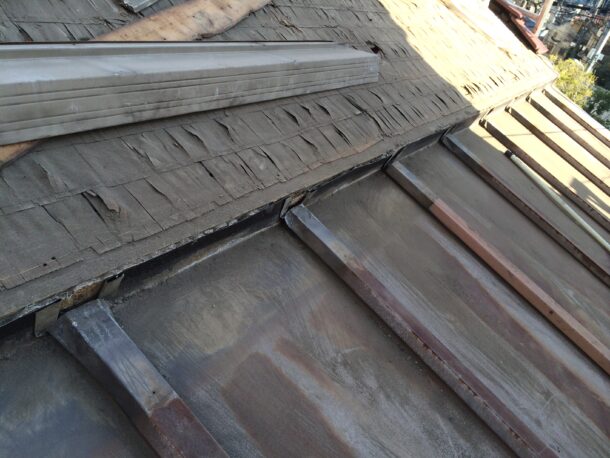 金属屋根材、心木なし瓦棒葺き屋根の雨漏り、部分修理工事