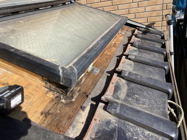 雨漏りする屋根の天窓を撤去した工事