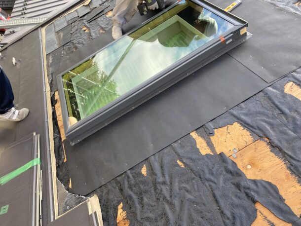 屋根のカバー工法後に雨漏りする天窓を、ベルックスの天窓に交換した工事