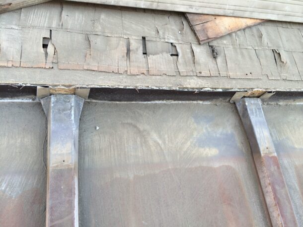 金属屋根材、心木なし瓦棒葺き屋根の雨漏り、部分修理工事