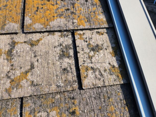 【東京都八王子市】築１８年、スレート屋根のひび割れ、部分落下で屋根点検、応急処置の事例