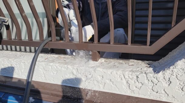 雨漏り_02_散水_雨漏りなし03_バルコニー手すり下クラック_バルコニー手すり下金具脚