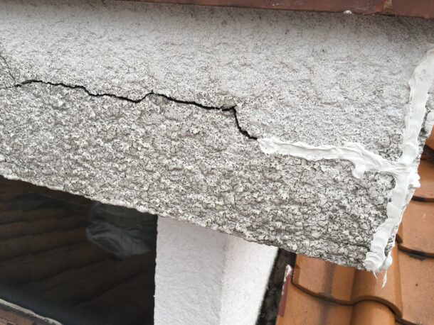 03_壁面クラック補修01_瓦屋根の雨漏り