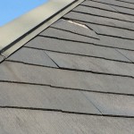 【割れ修理】カラーベストコロニアルの割れを発見、しかしこの屋根勾配で修理ができるのか？