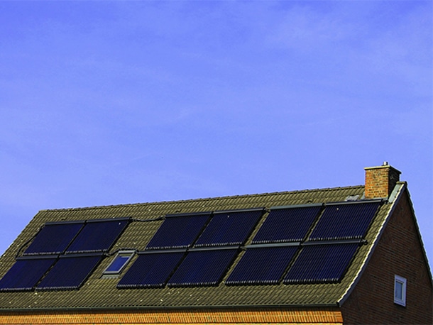 Q.　太陽光（ソーラー）パネルは屋根材？もし屋根材であるならば「一次防水層」としての防水機能はあるの？１