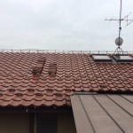 東京都杉並区で和型の釉薬瓦の屋根の棟の取り直し工事。ガイドラインに沿った鉄筋工法で安心で確実な耐震化。