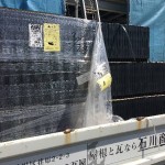 神奈川県厚木市で「ローマンLL４０」平板瓦の工事で瓦の荷揚げをしました。