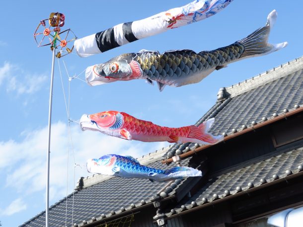 こいのぼりと屋根